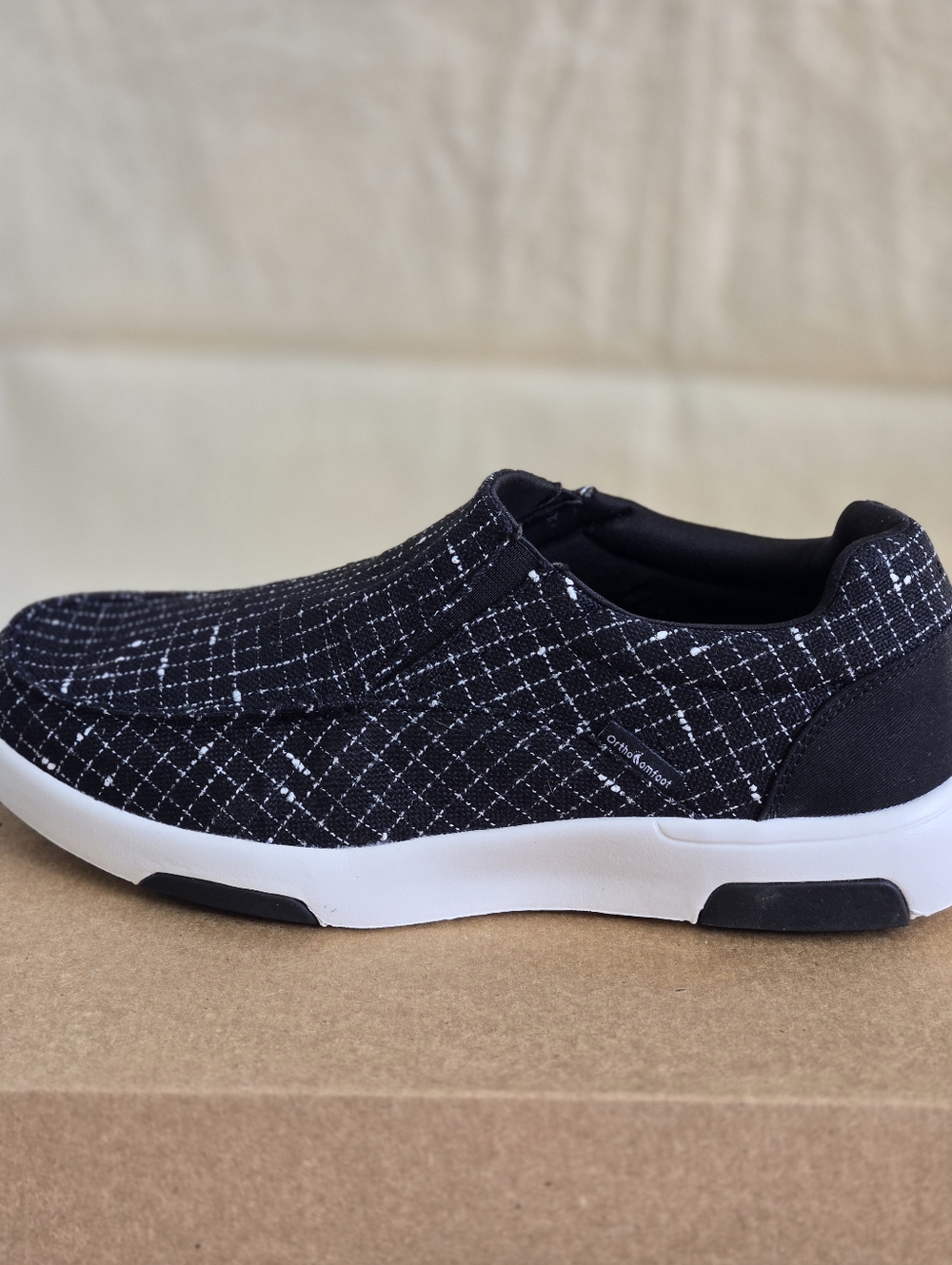 Men's/Womens Slip-On Comfort Sneakers in Black and White